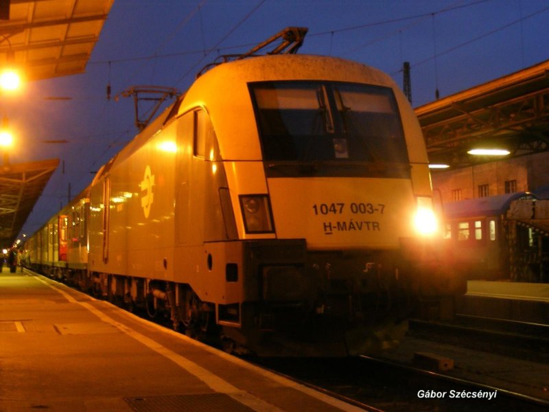 Abendstimmung im Bf. Budapest Keleti 
hier mit 1047 003-7
16.10.2009