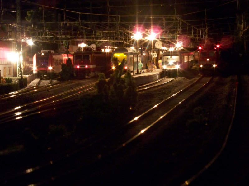 Abendstimmung im fiktiven Bahnhof Nieder-Ramstadt. Von links nach rechts:

ET 425, BR 243 mit Rotlingen, DoStos-Steuerwagen (mintgrn), VT 628//928 (mintgrn), BR 232 mit einem Erzzug.