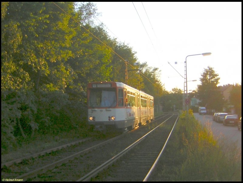 Abendstimmung in Frankfurt am Main-Schwanheim, die Abendsonne streifte am 02.06.2006 die Flanke des Pt-Triebwagens 689 auf der Linie 12 bei seiner letzten Fahrt des Tages als Ausschieber zum Betriebshof Ost zwischen den Haltestellen Ferdinand-Dirichs-Weg und Harthweg. 