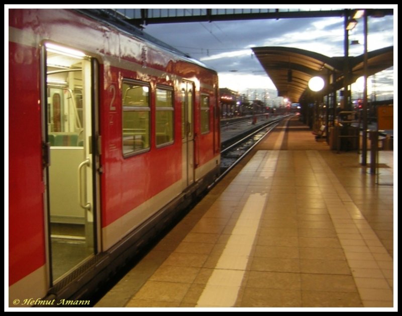 Abendstimmung im Hauptbahnhof Frankfurt am Main am 24.02.2007 mit der S7 nach Riedstadt-Goddelau abfahrbereit am Gleis 2 stehend.