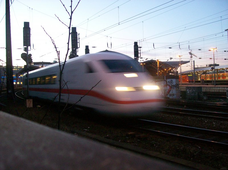 Abendstimmung in Kln Hbf mit einem ICE 2!
Das Bild wurde von freizugnglichen Gelnde gemacht!