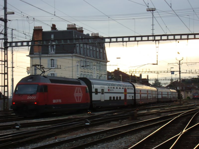 Abendstimmung in Lausanne mit Ausfahrendem IC 2000 und der Re 460 002 am 10.6.2007