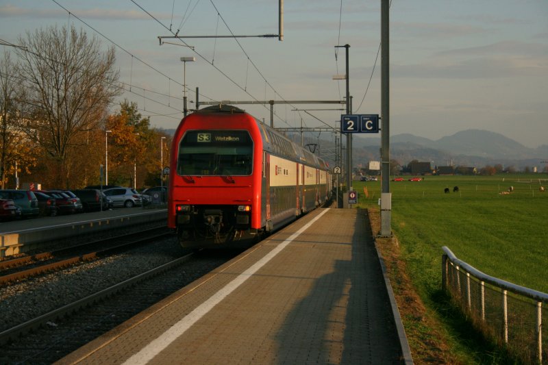 Abendstimmung mit S3-DPZ in Fehraltorf am 7.11.2008. 