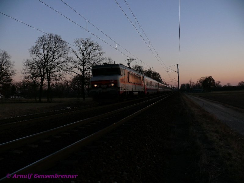 Abendstimmung mit der SNCF BB15017, die den EC96 Zrich-Brssel bei Eckwersheim Richtung Vogesen schleppt. Diese Lok in TEE-Arzens-Lackierung besitzt das runde alte SNCF-Signet an der Front, allerdings ist es hier komplett orange gestrichen.
16.02.2008
