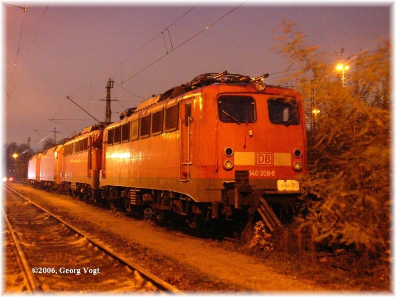 Abendstimmung in Nrnberg Rbf mit 140 308-8, dahinter die etwas zerknautschte 140 847-5 und noch zwei weitere unbekannte Loks. 11.11.06