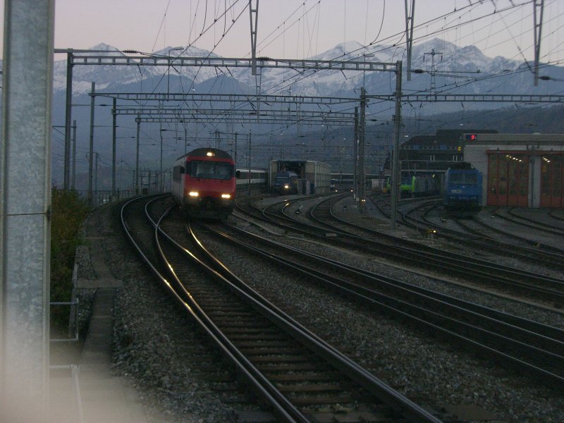 Abendstimmung in Spiez am 02.11.2007. Ein InterCity fhrt in den Bahnhof whrend vor dem Depot der BLS mehrere Loks auf ihren nchsten EInsatz warten.