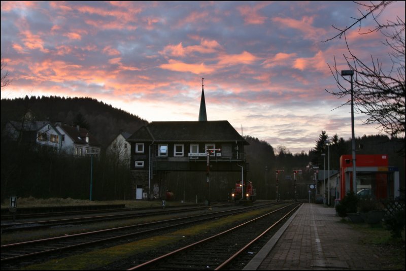 Abendstimmung ber dem Stellwerk in Brgge (Westf). Leider steht die 296 046 nicht gerade in der Besten Parkposition... (07.02.2008)