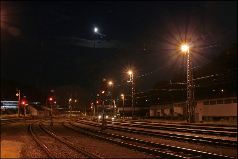 Abenstimmung in Kufstein. Im wolkigen Himmel scheint der Mond. (10.07.2008)