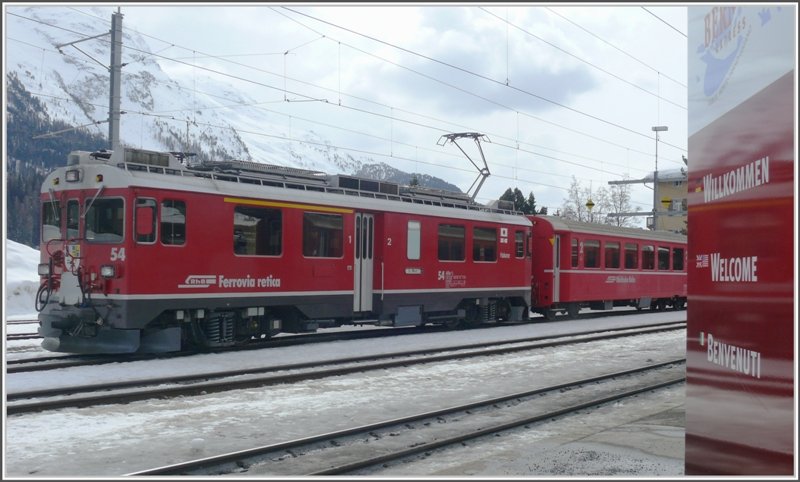 Aber nicht nur asiatische Reisende sind willkommen auf der RhB.ABe 4/4 III 54  Hakone  in St.Moritz. (02.03.2009)