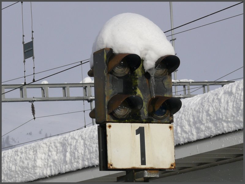 Abfahrbefehl mit Schneehaube in Davos Platz. (12.11.2007)