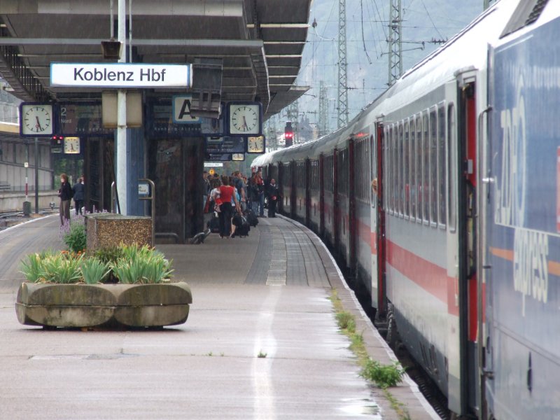 Abfahrbereit bei leichtem Regen steht der IC 2024 am Gleis 3 im Koblenzer Hbf. Rtg. Hamburg-Altona. Im ersten Wagen 2. Tr lugt noch die fr den vorderen Zugteil zustndige Zugbegleiterin hervor, die wegen des Regens und ohne Dach ber sich, sich im Zug versteckte.
Koblenz, der 20.7.08