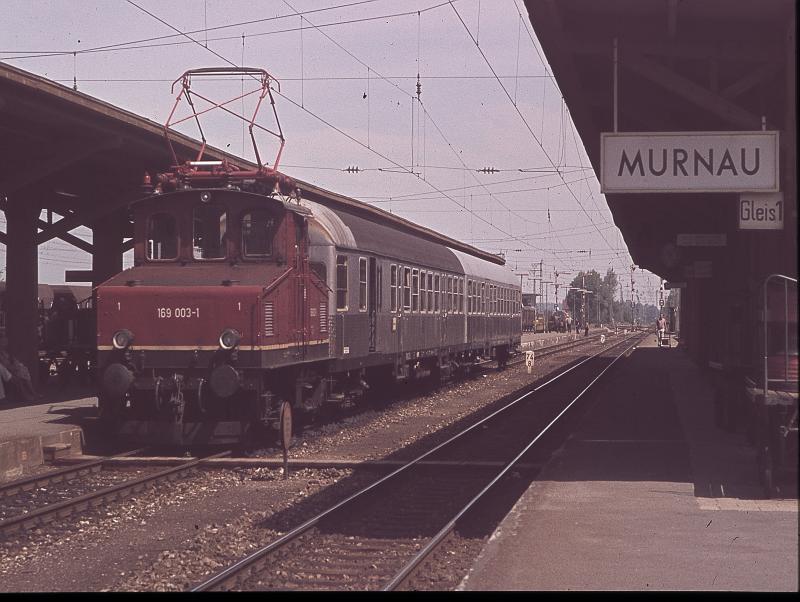 Abfahrbereit steht E 69 in Murnau zur Fahrt nach Oberammergau Sommer 72
