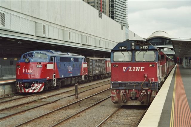 Abfahrbereite Zge der V-Line in Melbourne Spencer Station, 6. November 2006. Links Lok A70 (Clyde 1953) mit einem kurzen Lokalpersonenzug, rechts Lok N474 (Clyde 1987) vor einem Fernreisezug. Beide Loktypen werden vornehmlich im Reisezugdienst eingesetzt.  