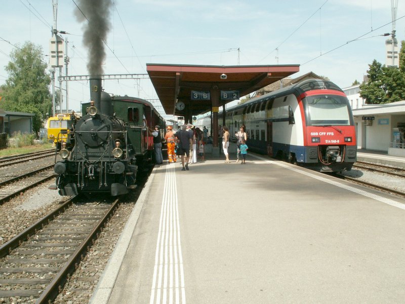 Abfahrbereiter DVZO Dampfzug mit Lok Nr.10(SLM 1907)nach Bauma im Bhf.Hinwil.Rechts ein S-Bahnzug der Linie S14. Hinwil 16.08.09