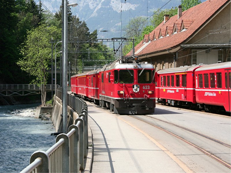 Abfahrbereiter Zug nach Arosa mit Ge 4/4 II 623  Bonaduz  und Steuerwagen 1701, daneben abgestellte Zuggarnitur mit Steuerwagen 1702 (1. Mai 2007). Hinweis: Wegen Straenbauarbeiten zwischen Bhf Chur und Depot Chur-Sand verkehrten die Arosa-Zge in dieser Zeit nicht vom Churer-Bahnhofsvorplatz sondern von Chur-Sand aus.