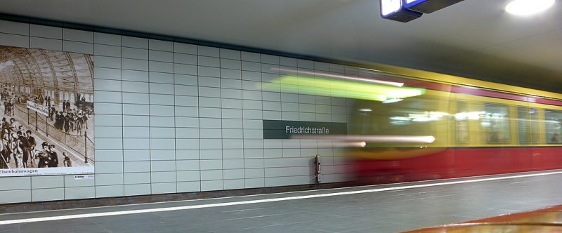 Abfahrende S-Bahn vom Bhnf Friedrichstrasse: Belichtung 3s bei f8.