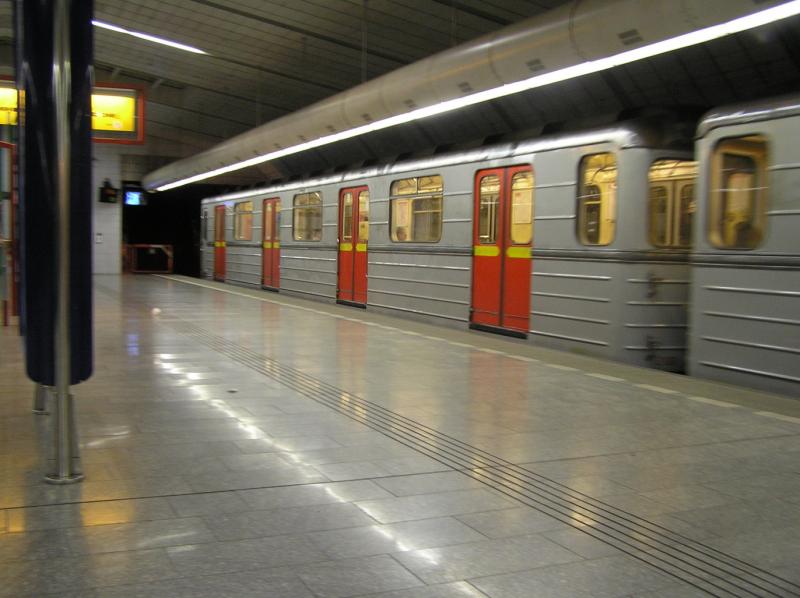 Abfahrender Metrozug der Linie B in Prag. Leider wei ich nicht mehr, welche Station das ist!
