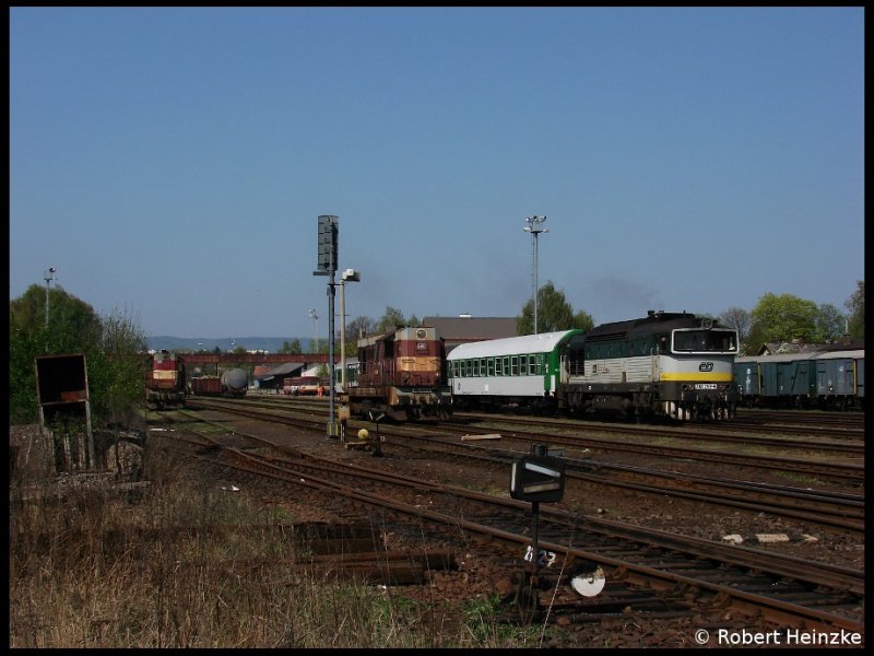 Abfahrt von 750 258-6 mit R 1161 nach Liberec, daneben steht 742 077-1 am 16.04.2009 in Ceska Lipa