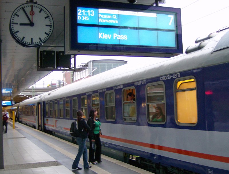 Abfahrt des Schnellzug nach Kiew mit Kurswagen nach Odessa und Moskau am 19.07.2008 in Berlin Gesundbrunnen.