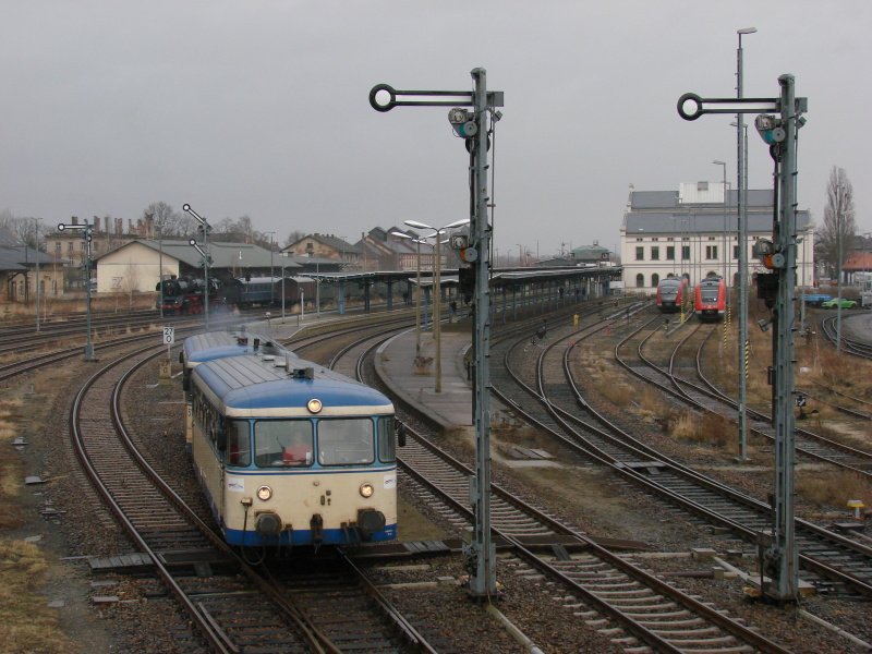 Abfahrt eines VT98 von Zittau nach Seifhennersdorf (03 1010 im Hintergrund) am 19.01.2008