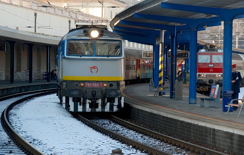 Abfahrt von R 725 nach Prievidza mit 750 093. Bratislava hl.st. am 09.02.2009.