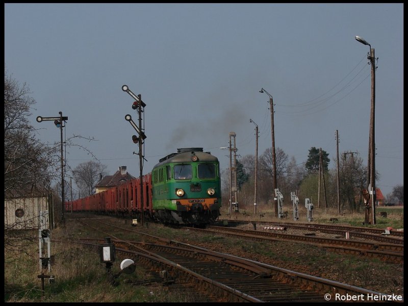 Abfahrt von ST43-366 mit dem leeren Autozug nach Zawidow am 04.04.2009 in Jerzmanki