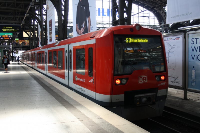 Abfahrtbereit stand am 26.08.09 die S-Bahn 474 110-4 am Hamburger Hbf Richtung Buxtehude.