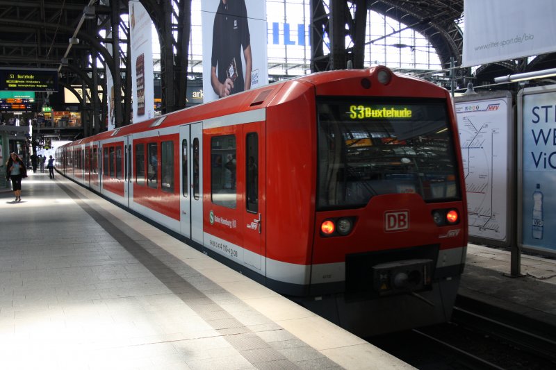 Abfahrtbereit stand am 26.08.09 die S-Bahn 474 110-4 am Hamburger Hbf Richtung Buxtehude.