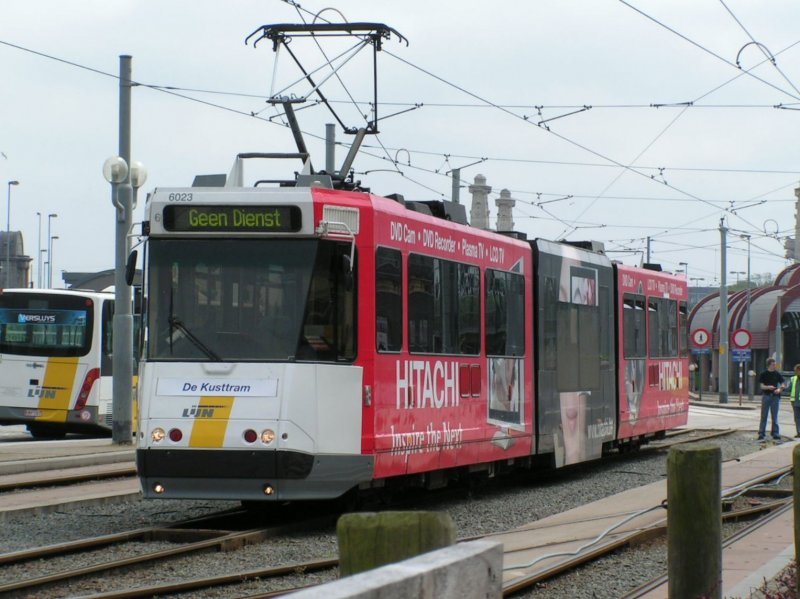 Abfahrtbereit steht Tramwagen 6023 auf dem mittleren Gleis bei der Haltestelle Oostende Station. 18.05.07