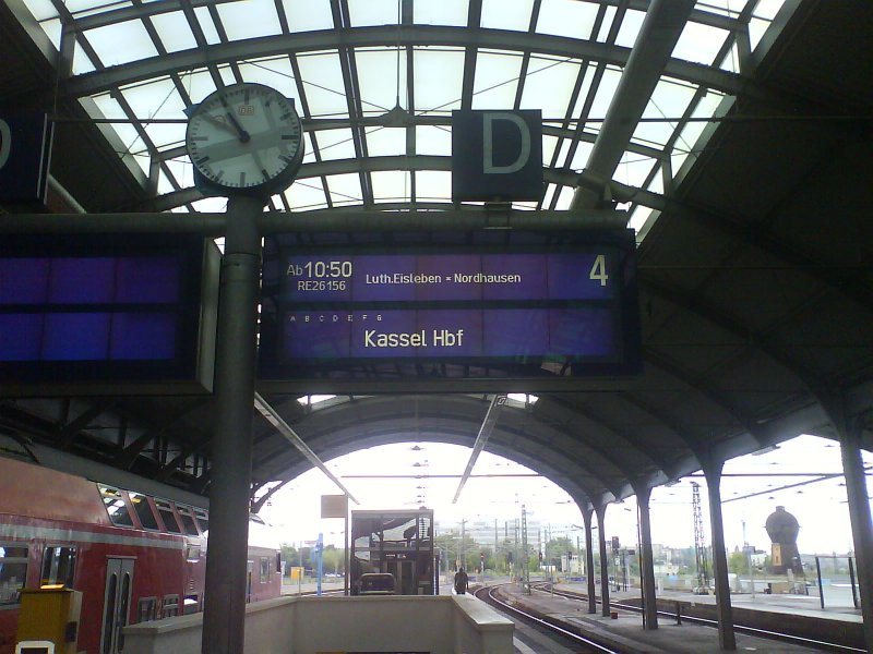 Abfahrtsanzeige eines RE nach Kassel. Aufnahme Halle(Saale)Hbf