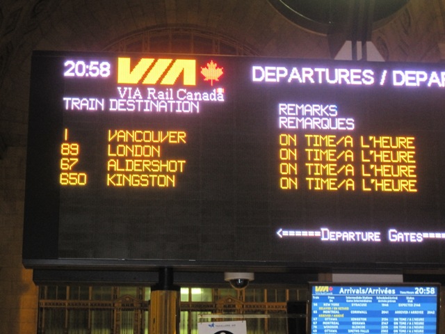 Abfahrtsanzeiger im Bahnhof Toronto Union Station. Erstaunlicherweise
stehen kurz vor 21.00 noch vier Zge zur Abfahrt an. London ist natrlich nicht das in Grossbritannien sondern ist ein Vorort von Toronto.