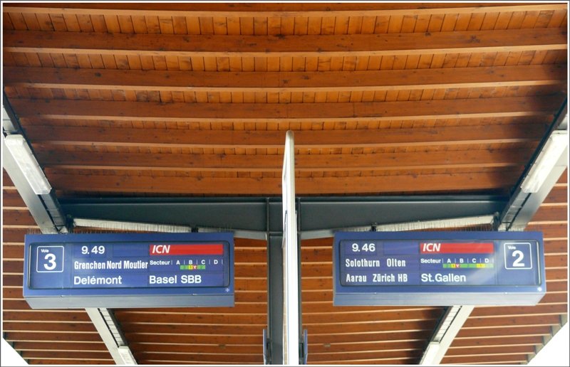 Abfahrtsanzeiger mit den stndlichen ICN Begegnungen in Biel/Bienne. (16.05.2009)