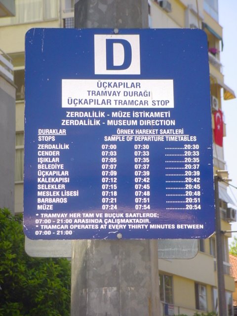 Abfahrtstafel der Straenbahn Antalya an einer Zwischenstation (Zugverkehr mo bis sa zwischen 7.00 und 21.00 Uhr jede halbe Stunde)