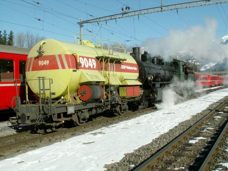 Abgebrochene Dampfsonderfahrt Davosrundfahrt  Lok 107 setzt sich vor den nun nicht mehr gebrauchten Tanklschwagen um nach Landquart ins Depot zurckzufahren.Fr einen Wagen reichte augenscheinlich der Kesseldruck noch!?Untervaz 12.02.06