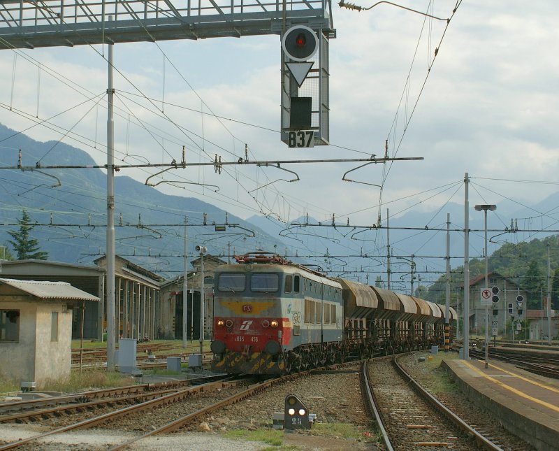 Abgebgelt rollt die E 655 456 mit ihrem Gterzug in Domodossola ein.
(27. Juli 2009)