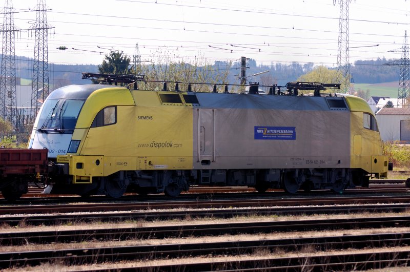 Abgebgelt wartet ES 64 U2 - 014 der Mittelweserbahn auf eine Lcke in der stark befahrenen Trasse Richtung Nrnberg. Aufgenommen in der Gterzuggruppe in Donauwrth.