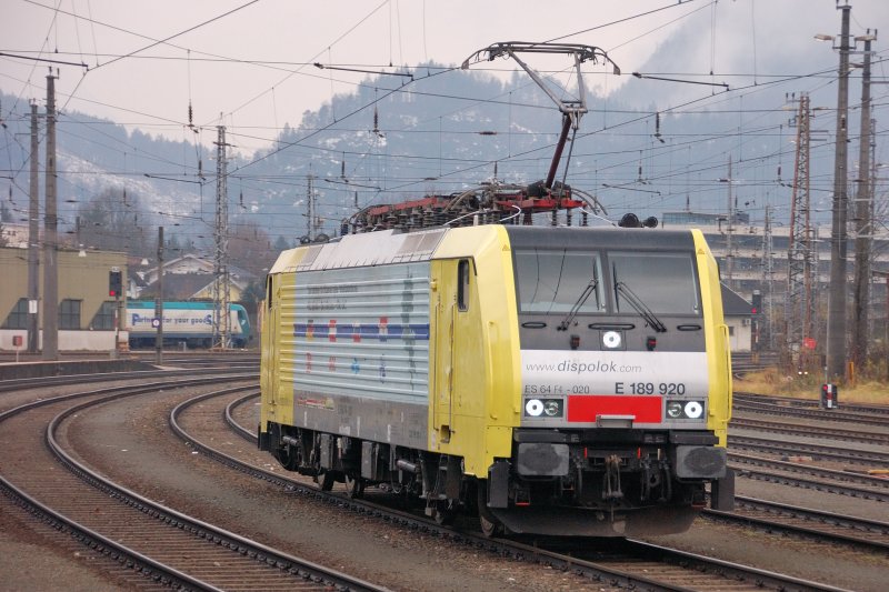 Abgehngt! Es 64 F4-020 rangiert gemchlichen Tempos aus Kufstein Hbf. (02.12.2008).