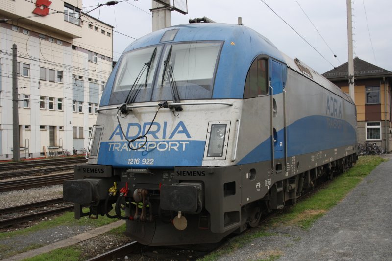 Abgelichtet am Stumpfgleis in Salzburg wurde am 30.07.09 die 1216 922  Adria Transport .