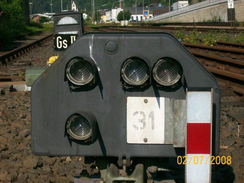 Abgeschaltetes Lichtspersignal kurz vor dem Bahnhof Kirn/Nahe.Im hintergrund eine Gleissperre.