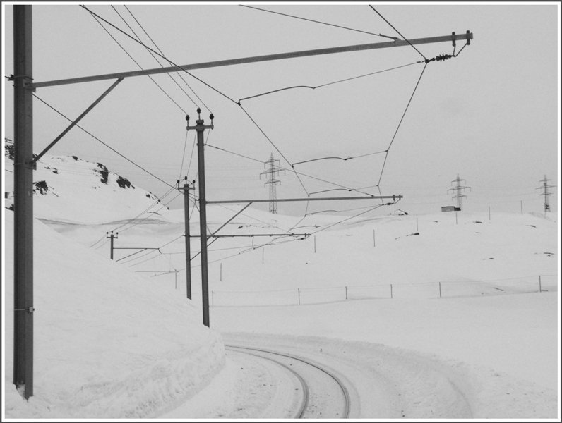 Abgespannter Fahrdraht in den Kurven am Lago Bianco am Berninapass. (10.03.2009)
