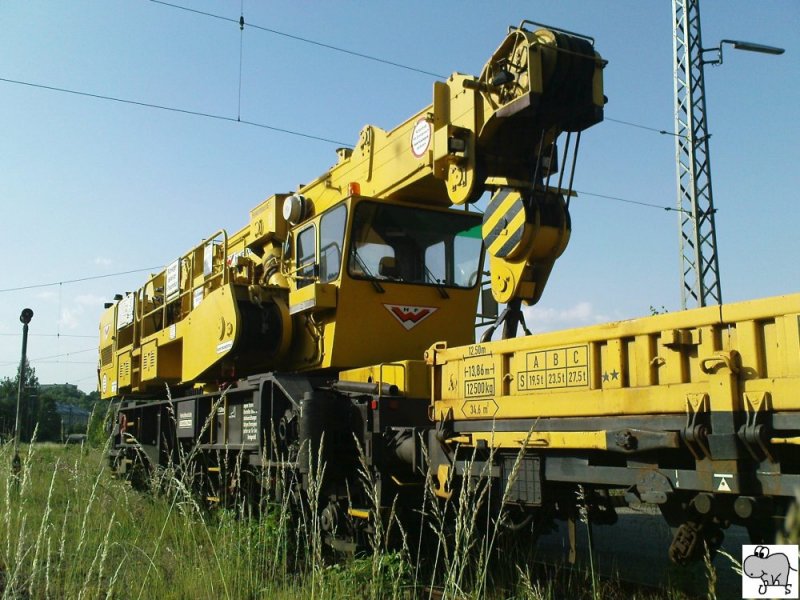 Abgestellt in Coburg, im Bereich des Gterbahnhofes, war Kranwagen 97 82 46 506 17-1 der Firma Wiebe mit Schutzwagen am 30. Mai 2008.