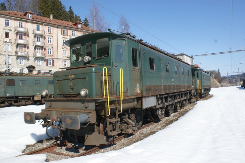 Abgestellt in Le Locle, zwei Ae 4/7 der Swisstrain aufgenommen am 21.03.2009