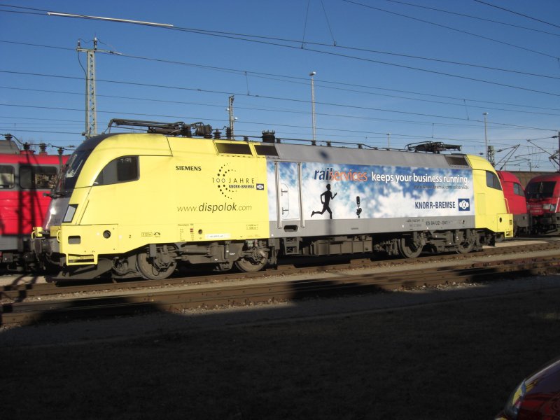 Abgestellt im Rangierbahnhof Mnchen Nord wartet ES 64 U2 041
 Knorr-Bremse  auf ihren nchsten Einsatz. Aufgenommen am
8. Februar 2008