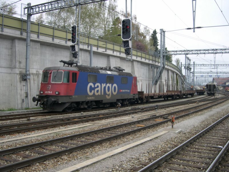 Abgestellt in Spiez steht am 29.04.2006 die SBB Cargo Re 4/4 420 276-8. Das Bild entstand vom hinteren, letzten Bahnsteig aus. Auf Grund des ICE-Unfalles in Thun, war der Spiezer Bahnhof sehr leer. Wenige Tage spter stand zwei Gleise weiter der defekte ICE abgestellt.