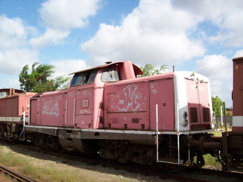 Abgestellt in Stendal, die 212 355-2.
<a href= http://staedte.kaposo.de  target= _blank ><img src= http://www.Bahnbilder.de/counter/counter_new.php?key=323442147  alt= Städte auf Kaposo  title= Städte auf Kaposo  border= 0  /></a>