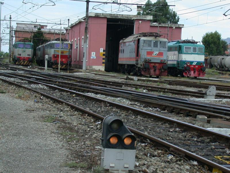 Abgestellt vor dem Depot Lamezia Terme sind am 27.07.2002 von links nach rechts: E656, E656 486, E424 329 und E636 322.