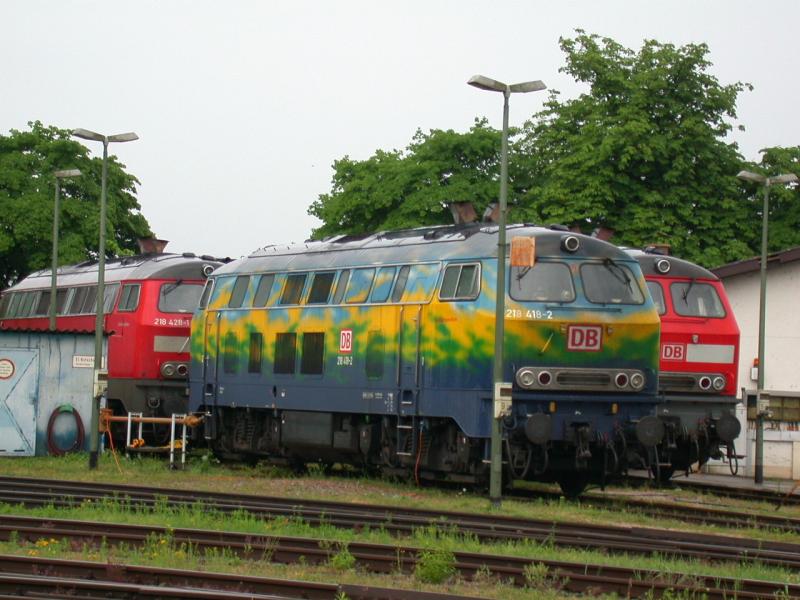 Abgestellte 218er in Lindau Hbf, darunter die 218 418-2 in ihrer  Kriegsbemalung  fr den Reise- und Touristikzug. (23.06.2002)