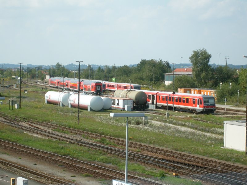 Abgestellte 628er und Dostos neben den Dieseltanks im Bahnhof Mhldorf am 27.8.2007