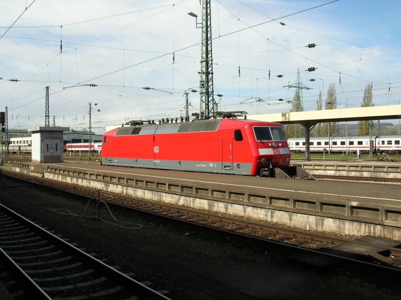 Abgestellte Br120 143-3 verkehrsrot im Basel Bad Bf zwischen Gleis 7 und 8.Basel Bad Bf 19.4.2008