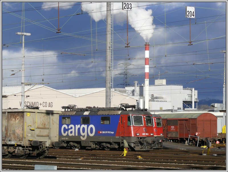 Abgestellte Cargo Loks vor der KVA Buchs SG. (07.01.2008)